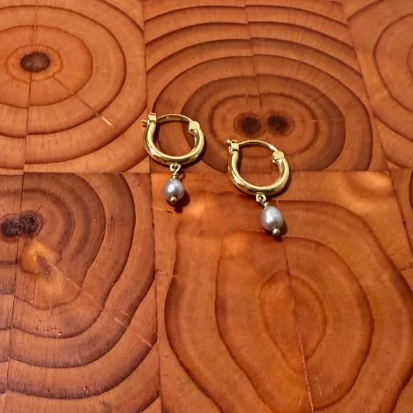 gorjana Perla Cultured Pearl Huggie Hoop Earrings with Grey Pearl - bought 2021 - Picture 1 of 8